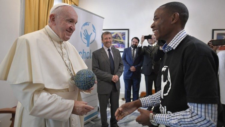La rencontre du Pape avec des membres de Scholas Occurrentes, le 5 septembre 2019 à la nonciature apostolique de Maputo.