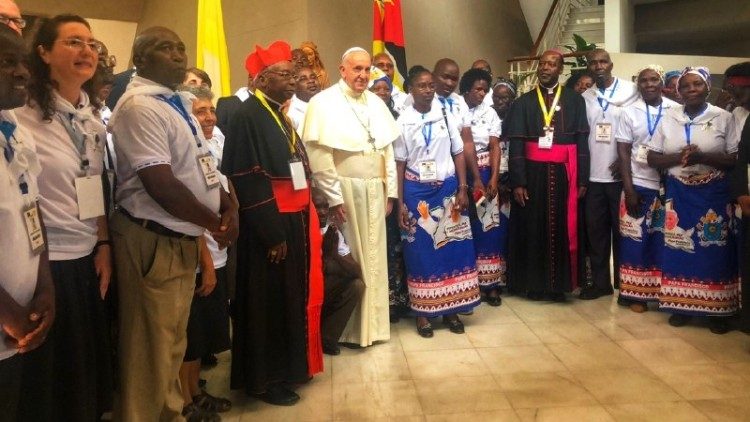 Papa Francisc și un grup de cateheți din Mozambic (arhivă).