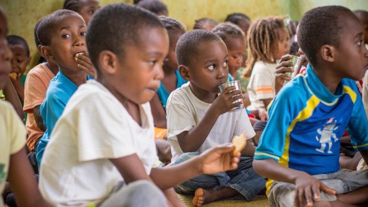 By głosić biednym Ewangelię trzeba najpierw zaspokoić ich głód