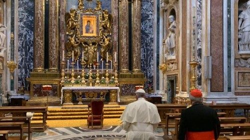 Il Papa prega a Santa Maria Maggiore per il suo viaggio in Asia