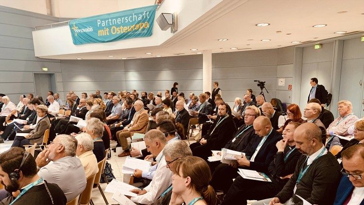 Удзельнікі Кангрэса Renovabis у зале пасяджэнняў