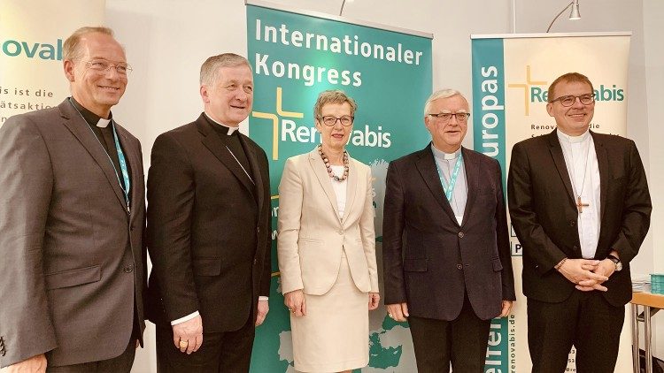 Выканаўчы дырэктар Renovabis Крысціян Хартль (першы злева)