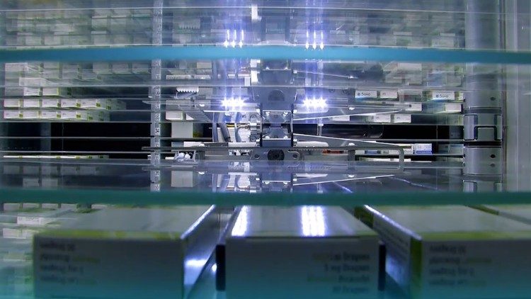 2019.09.18 Braccio automatizato farmacia vaticana 02.jpg