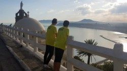 Jean-Paul Vesco 2 - Orano  Algeria vescovo podista via Pacis guard il mare.jpg