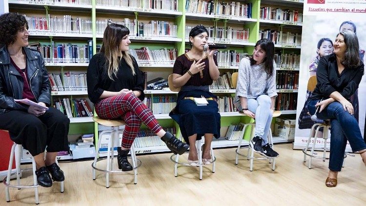 Rozalén y Kimberly en conferencia de prensa.