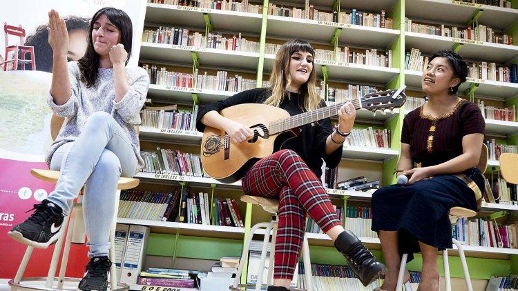 Rozalén y Kimberly en conferencia de prensa.
