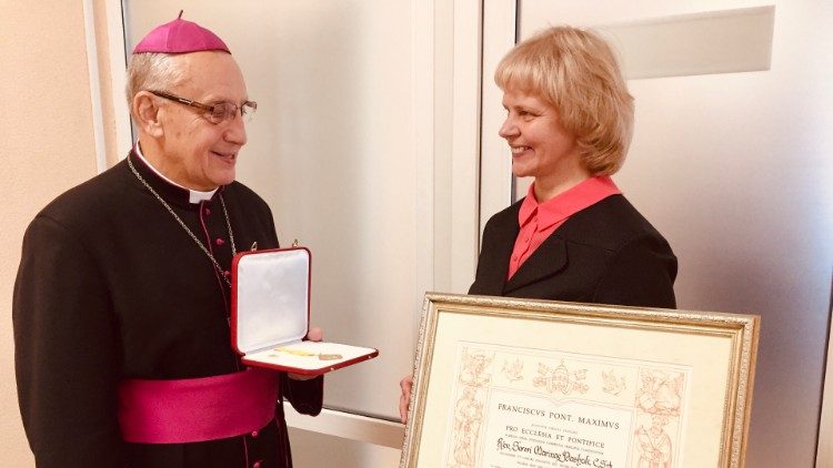 Падчас уручэння крыжа “Pro Ecclesia et Pontifice” Марыне Пашук