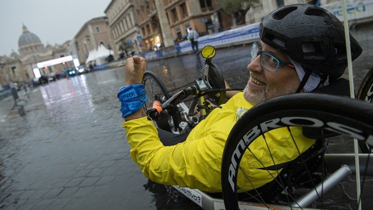 Gianluca Palazzi di Athletica Vaticana sulla handbike 