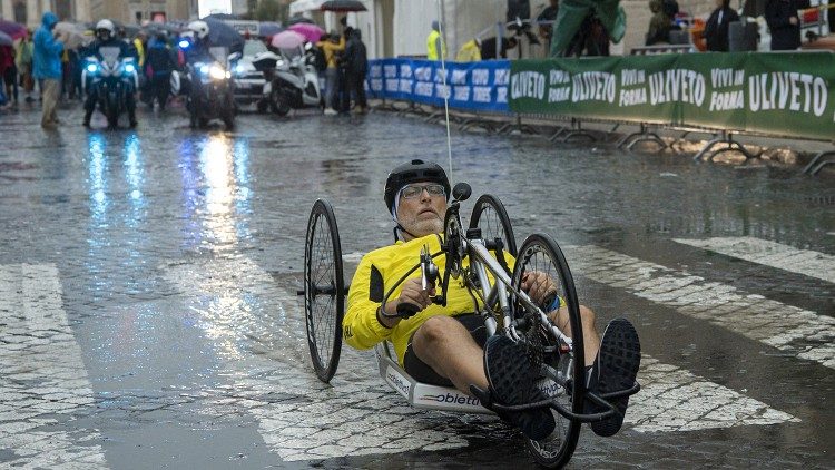 Via Pacis 2019 - atletica Vaticana handbike fronte.JPG