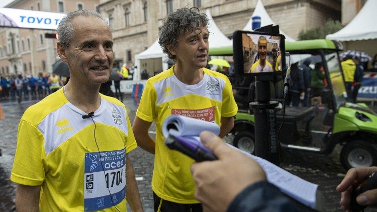 Il vescovo-podista Jean-Paul Vesco prima della partenza