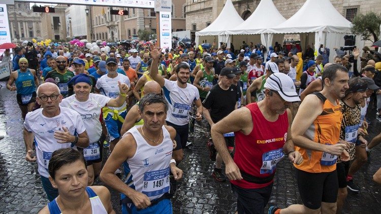 Via Pacis 2019 - atletica Vaticana partenza dall alto.JPG