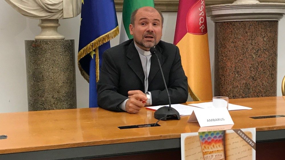 caritas Roma migranti tavolo Direttore don Ambarus primo piano.JPG