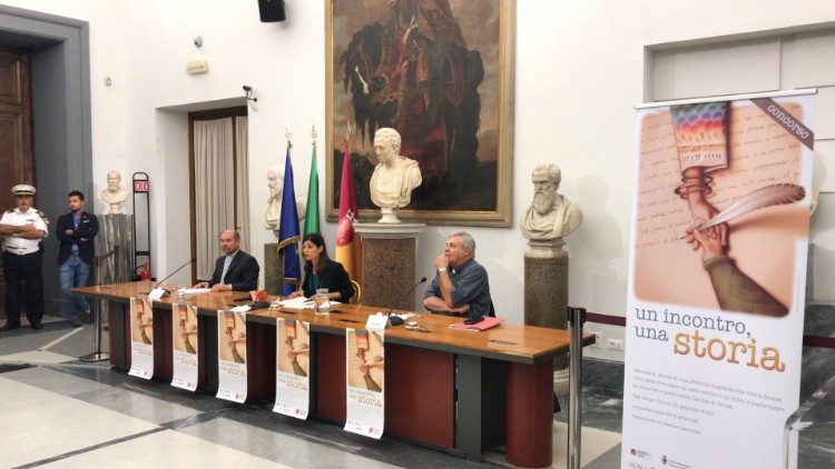 caritas migranti tavolo Raggi + cartello.JPG