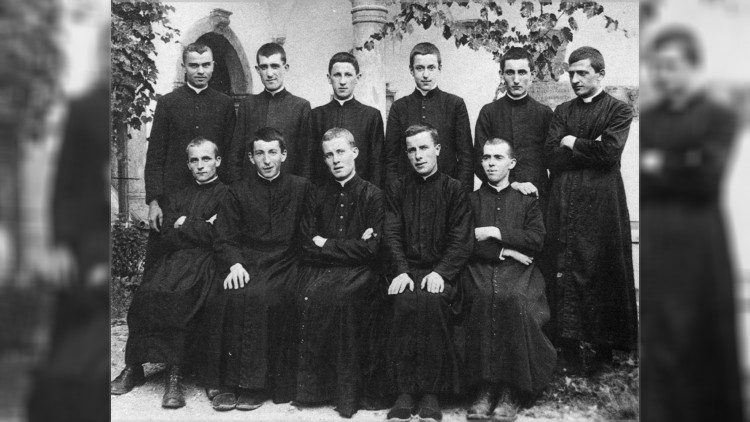 Albino Luciani (sentado, segundo à esquerda) aos 16 anos no Seminário de Belluno