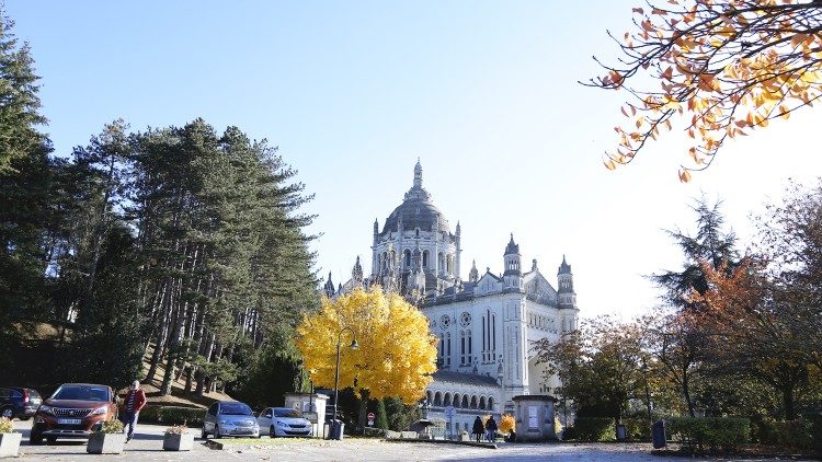 Chiều thu tại thánh đường kính Thánh nữ Têrêsa Hài Đồng Giêsu, Lisieux Pháp. Ảnh: An Duyên.