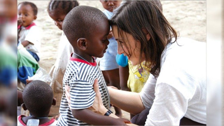 Claudia Koll na África