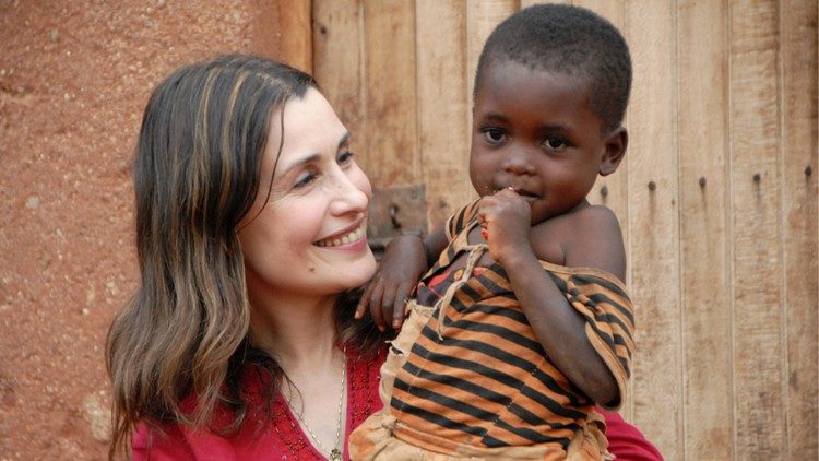 Claudia Koll con un bambino aiutato dalla onlus da lei fondata