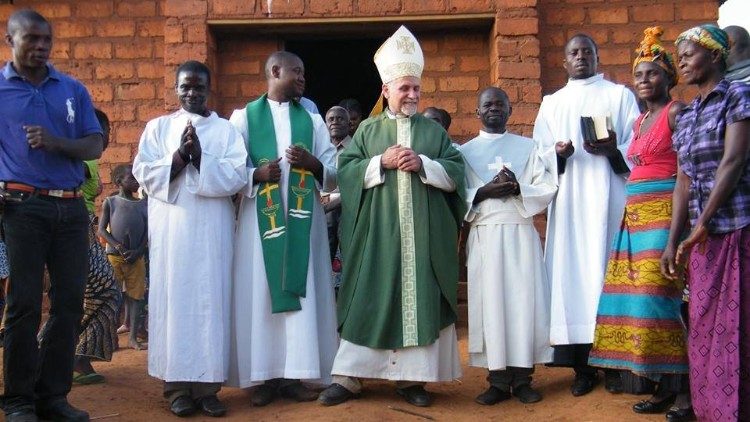 D. Jesus Tirso Blanco em visita pastoral às Comunidades no interior do Moxico