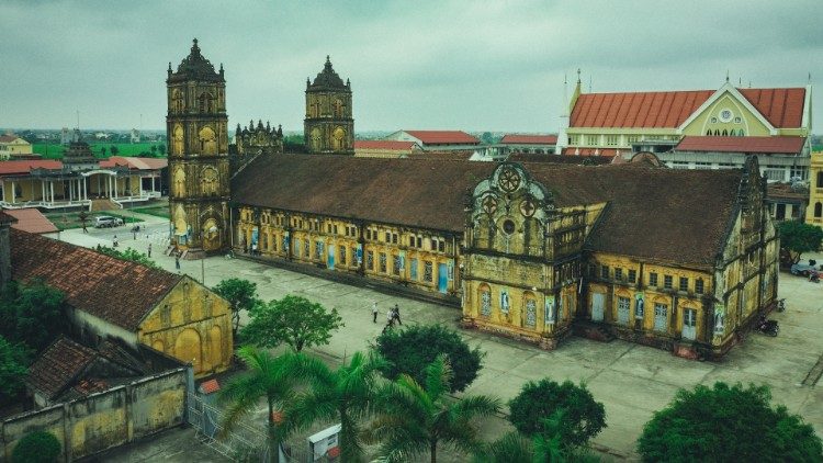 Nhà thờ giáo xứ chính tòa Bùi Chu được xây dựng từ năm 1885, nơi được đón nhận Tin mừng vào khoảng năm 1670. Ảnh: Phạm Tân