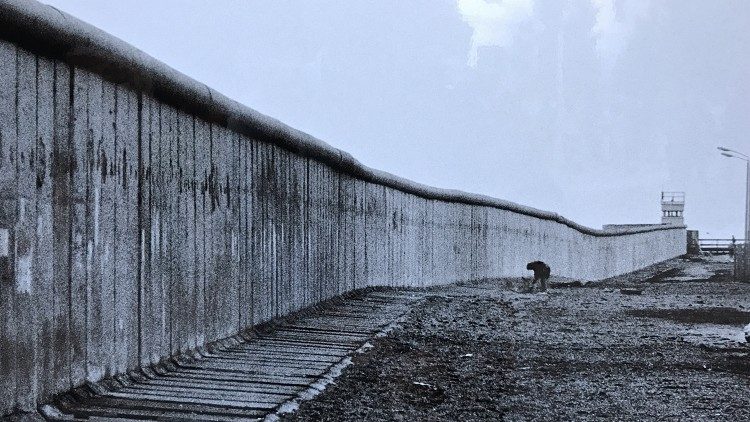 Il muro di Berlino nel 1989, foto di Livio Senigalliesi