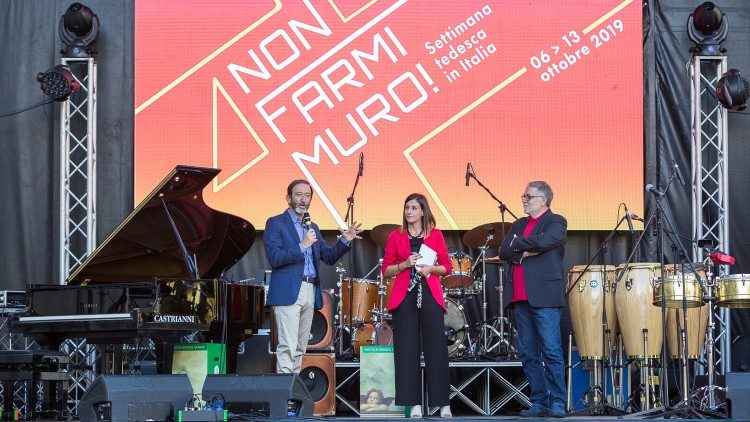 Sul palco della festa al Maxxi, l'ambasciatore Elbling (a sinistra), Alessandra De Gaetano, autrice del romanzo "Bernauer strasse. Al di là del muro" e il fotoreporter Livio Senigalliesi, autore delle foto della Berlino del 1989