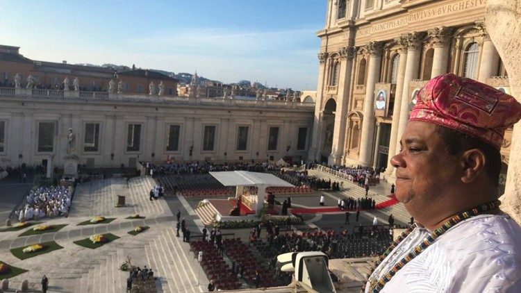 Babalorixá Babá Pecê na Praça São Pedro na cerimônia de canonização de Santa Dulce dos Pobres