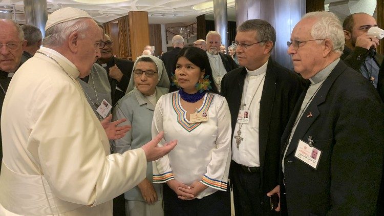 El Papa Francisco con Patricia Gualinga y algunos obispos de Ecuador entre ellos Mons. Rafael Cob Vicario Apostólico de Puyo