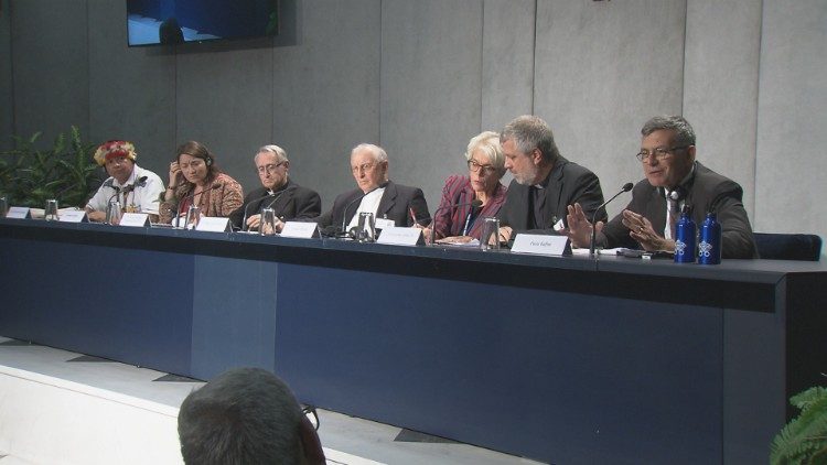 Da sinistra a destra: José Gregorio Díaz Mirabal, Josianne Gauthier, Mons. José Ángel Divassón Cilveti, Mons. Carlo Verzeletti, Cristiane Murray, Padre Giacomo Costa, Paolo Ruffini