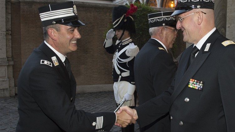 A gauche, Gianluca Gauzzi Broccoletti, nouveau commandant de la gendarmerie vaticane