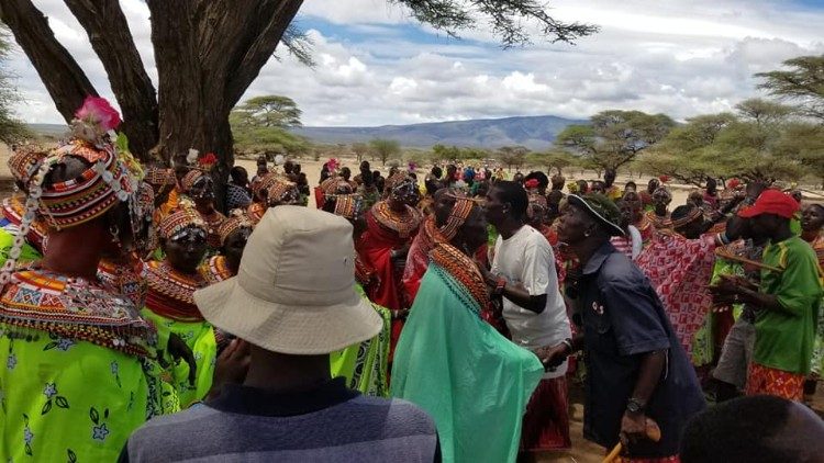 Residents of Loiyangalani, Marsabit, at the end of a community meeting (foto: Mario Kuraki)