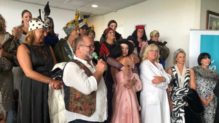 Lo stilista Gianfranco Venturi con le modelle - pazienti