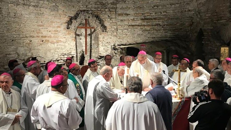 Synodálni otcovia v Domitilliných katakombách