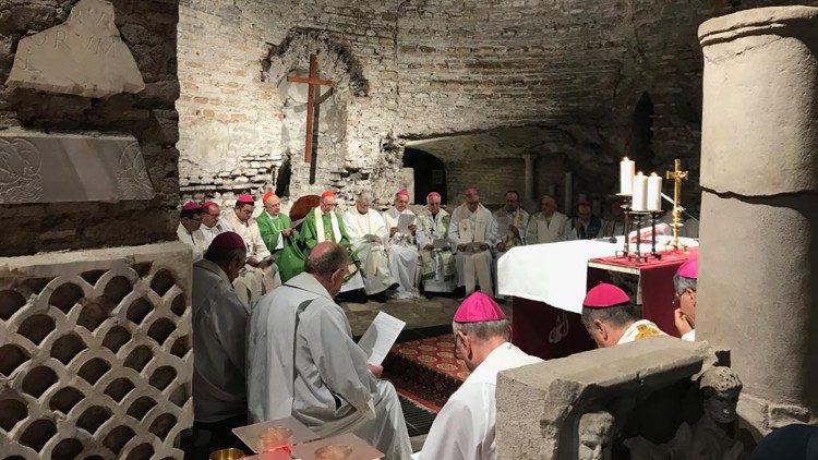 Padri-sinodali-nelle-catacombe-domitilla.jpeg