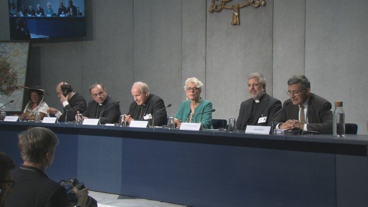 A mesa dos participantes da coletiva de imprensa sobre o Sínodo dos Bispos dedicado à Região Pan-Amazônica
