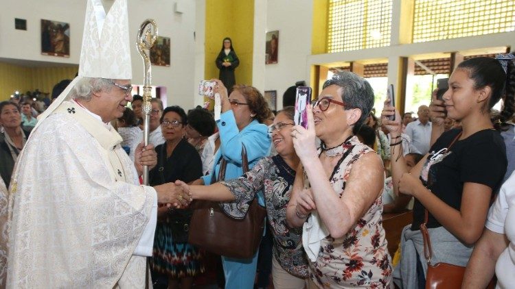 Cardenal Brenes saludando a fieles al final de la misa