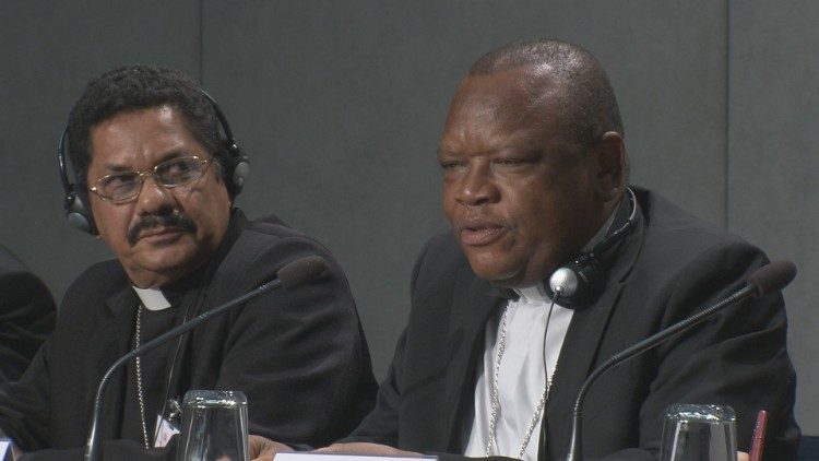 Mgr Karel Martinus Choennie, évêque de Paramaribo (Suriname) et le cardinal Fridolin Ambongo Besungu, archevêque de Kinshasa (République Démocratique du Congo), mardi 22 octobre