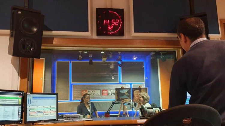 Registro da live no Facebook com a artista brasileira