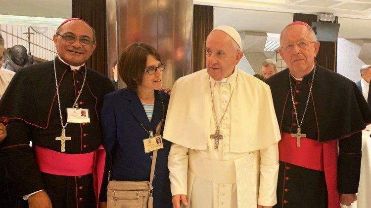 Bp Romuald Kujawski na synodzie (pierwszy z prawej)