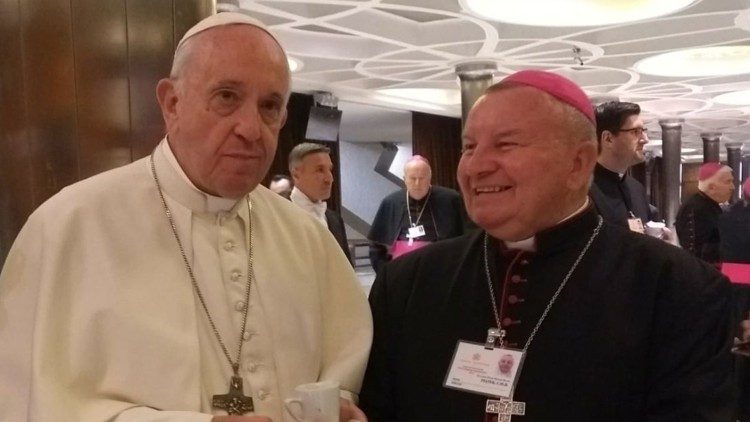 Bp Marek Piątek na synodzie