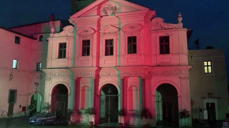 La Iglesia de San Bartolomé en la Isla Tiberina dedicada a los mártires del siglo XX y XXI  iluminada de rojo por solidaridad a los cristianos perseguidos en el mundo. 