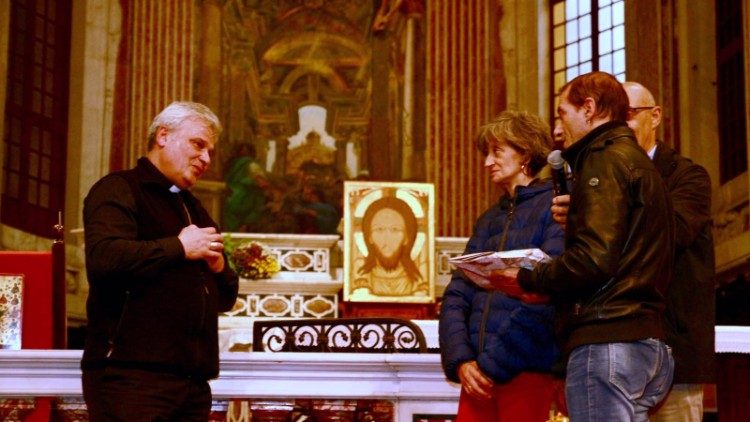 Il cardinale incontra i poveri nella Basilica di Genova 