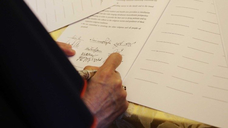 Firma-dichiarazione-conglunta-religioni-abramitiche-fine-vita-mano-stretta.jpeg