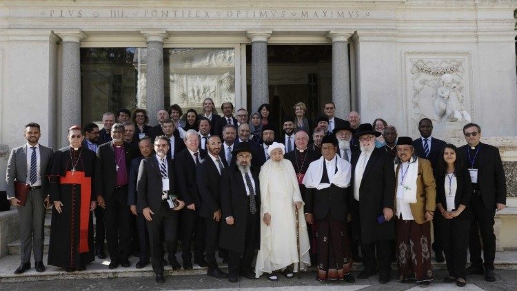 Representatives of Abrahamic monotheistic religions who signed the declaration on end-of-life issues. 