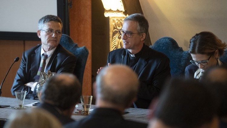 Il Prefetto Ruffini e monsignore Viganò alla presentazione del volume "Il cinema dei Papi"