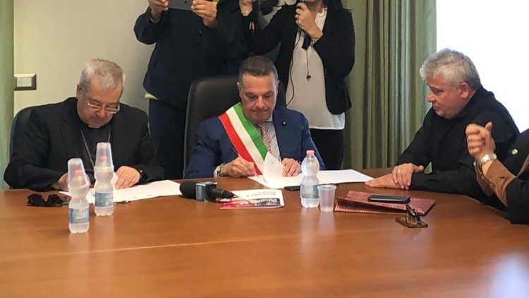 Il cardinale Krajewski a San Severo al tavolo con monsignor Giovanni Checchinato e il sindaco Francesco Miglio 