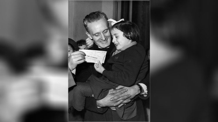 Le père Carlo Gnocchi, aumônier militaire, a consacré sa vie aux soins des mutilés de guerre et aux malades. 