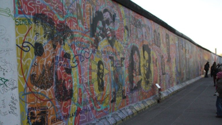 Մեր օրեր. Պեռլինեան պատից մի հատուած 