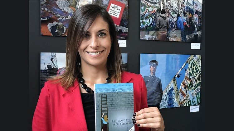 Alessandra De Gaetano con il suo libro e le foto di Livio Senigalliesi