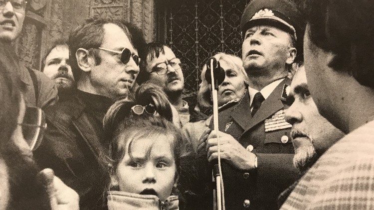 4 Novembre 1989, davanti al Municipio rosso di Berlino Est la polizia si scusa, foto di Augusto Barbato