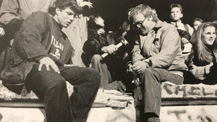 Berlino, 10 novembre 1989, col martello per portarsi a casa un pezzo di Muro, foto di Augusto Barbato